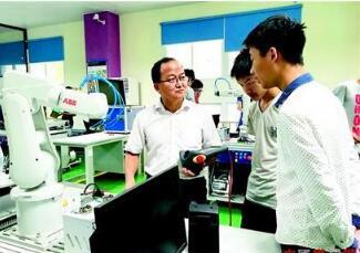 從企業(yè)老板到職校老師 他把“匠心”教給年輕學(xué)子